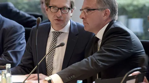El presidente de Lufthansa, Carsten Spohr (dcha), conversa con el ministro alemán de Transporte, Alexander Dobrindt, a su llegada a la Comisión de Transportes del Parlamento alemán