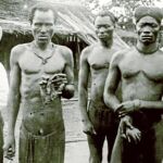 Stanley, uno de los grandes exploradores, junto a unos prisioneros
