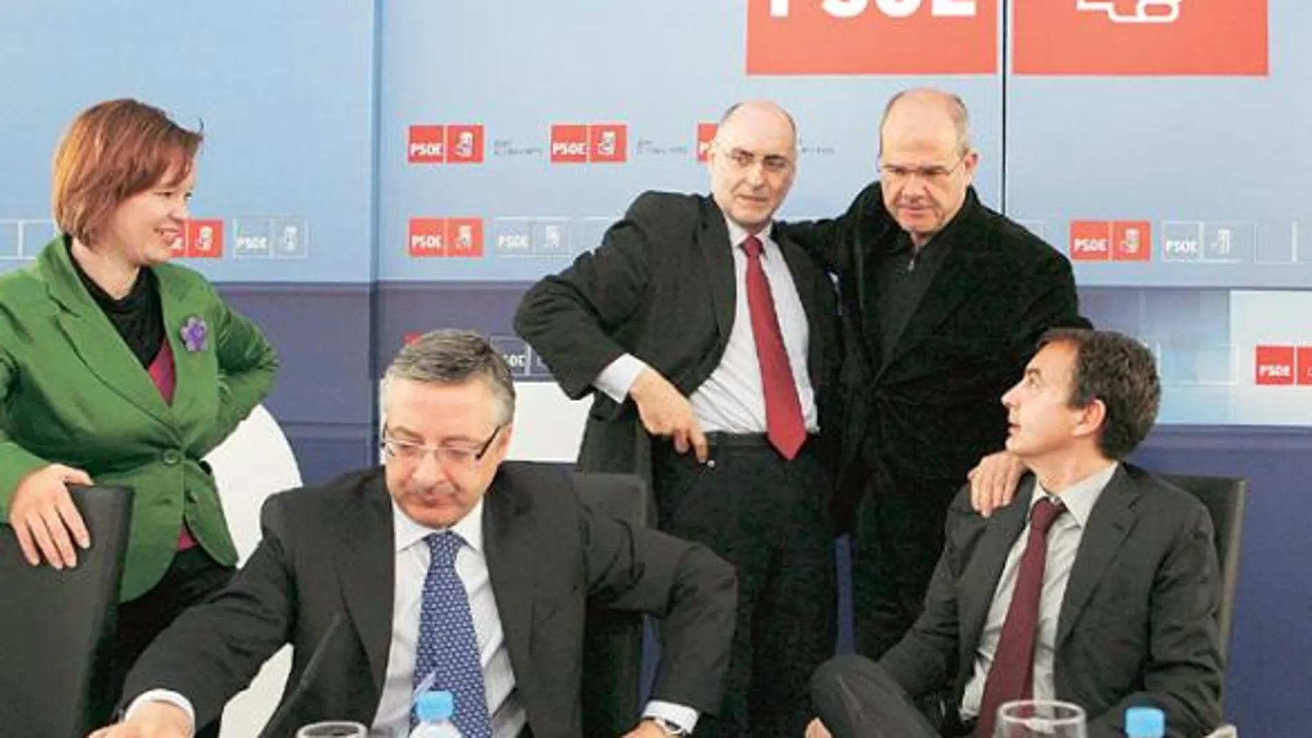 La «vieja guardia» del PSOE frustró el anuncio «estrella» del presidente