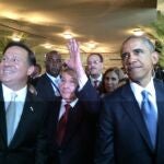 El presidente de EE.UU., Barack Obama, derecha, junto al presidente de CUba, Raúl Castro, centro, y el presidente de Panamá, Juan Carlos Varela, izquierda, al comienzo de la Cumbre