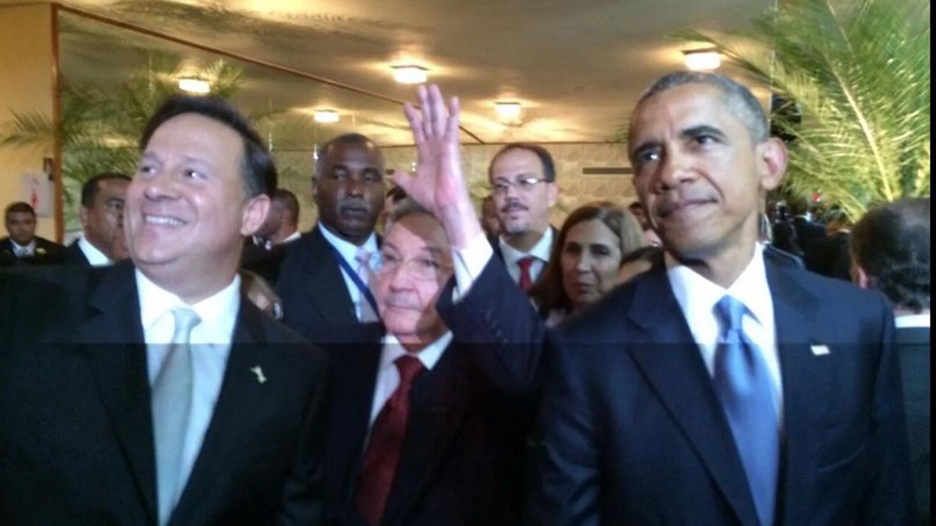 El presidente de EE.UU., Barack Obama, derecha, junto al presidente de CUba, Raúl Castro, centro, y el presidente de Panamá, Juan Carlos Varela, izquierda, al comienzo de la Cumbre