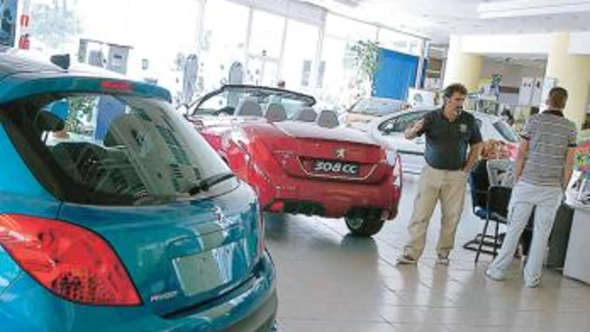 La venta de coches vive el mejor sábado en dos años por las ayudas