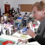 La profesora Rosa habla en inglés con un alumno en el colegio «Los doce linajes»