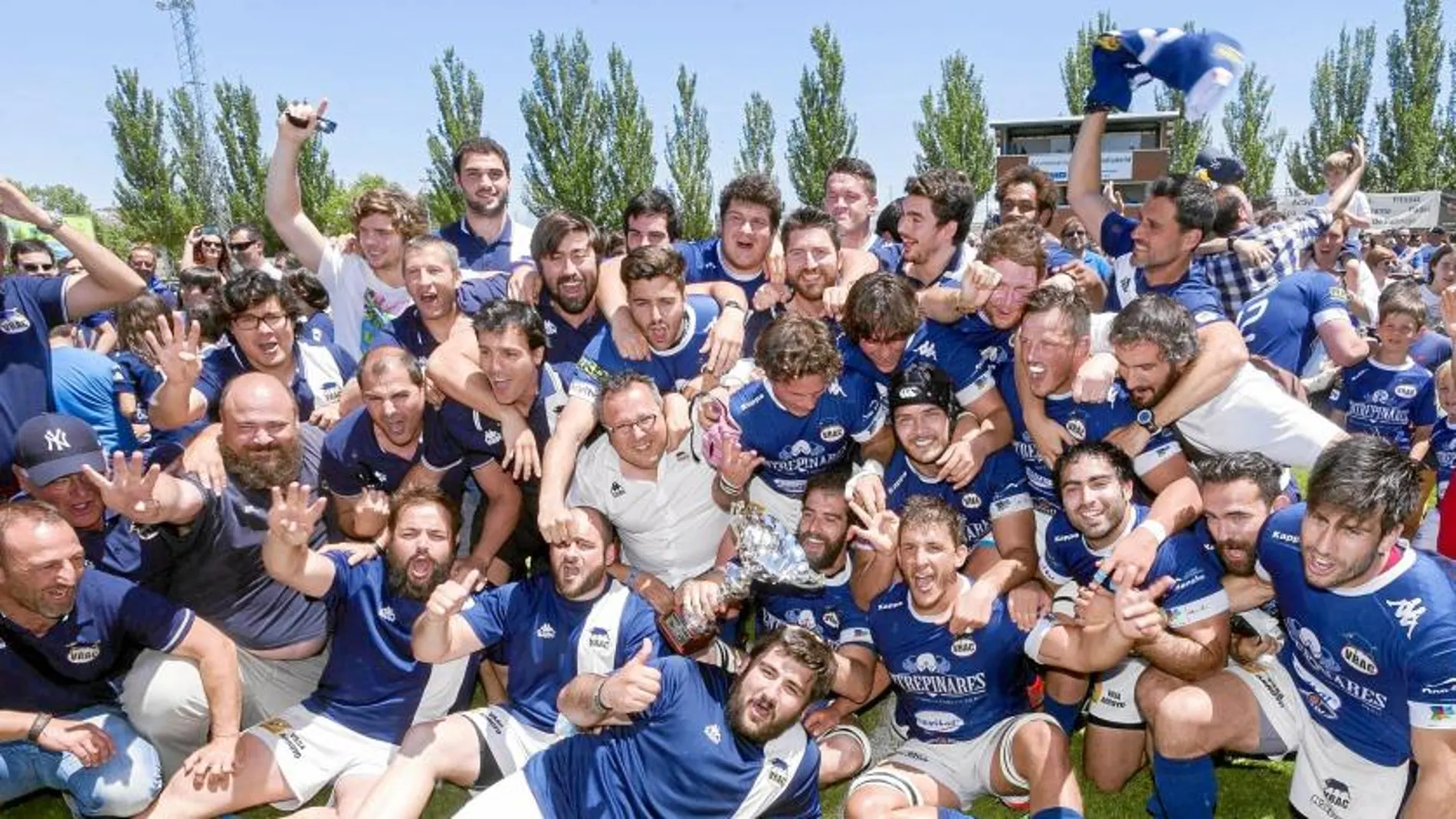 jugadores y cuerpo técnico, tras conseguir el título de Liga.