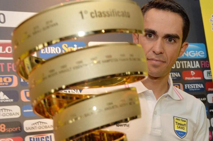 El ciclista español del Tinkoff-Saxo, Alberto Contador, ofrece una rueda de prensa en San Lorenzo al Mare, Italia
