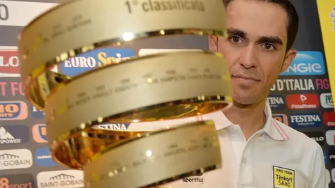 El ciclista español del Tinkoff-Saxo, Alberto Contador, ofrece una rueda de prensa en San Lorenzo al Mare, Italia