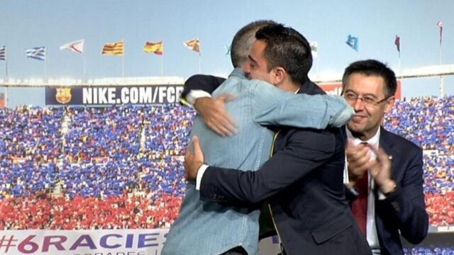 Iniesta se abraza a Xavi tras dedicarle unas palabras en el acto de despedida