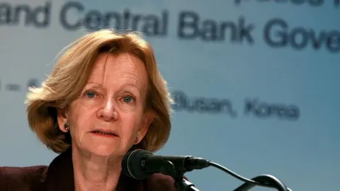 La economía española caerá el 0,6%, el doble de lo previsto por el Gobierno, según el BBVA