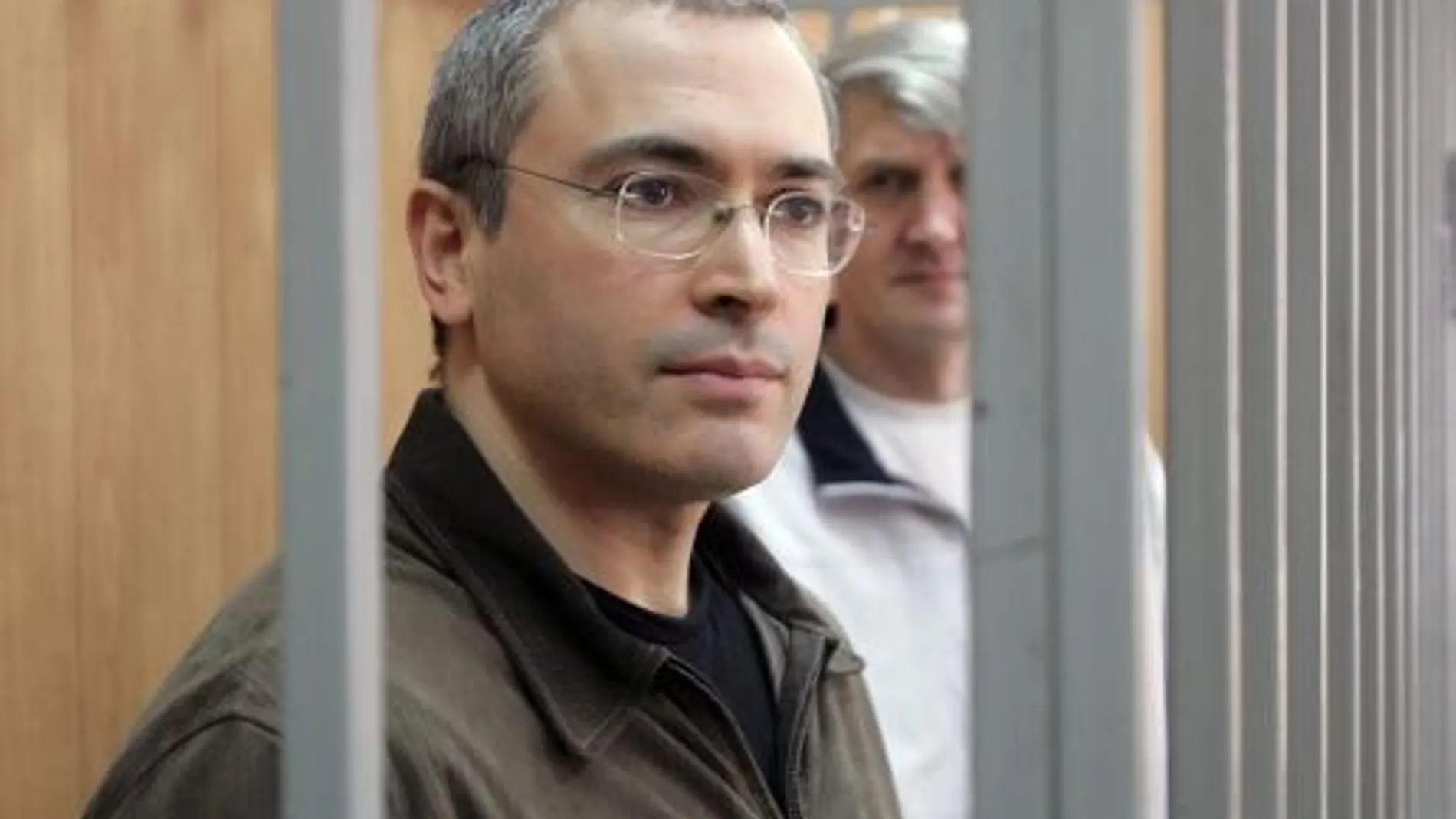 El ex magnate ruso, Mijail Jodorkovsky, firme opositor a Vladimir Putin, escucha, ayer, la sentencia de trece años y medio más de cárcel
