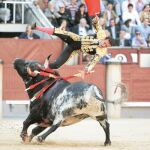 Momento de la espectacular cogida que sufrió Antonio Ferrera ayer en el primer toro de la tarde