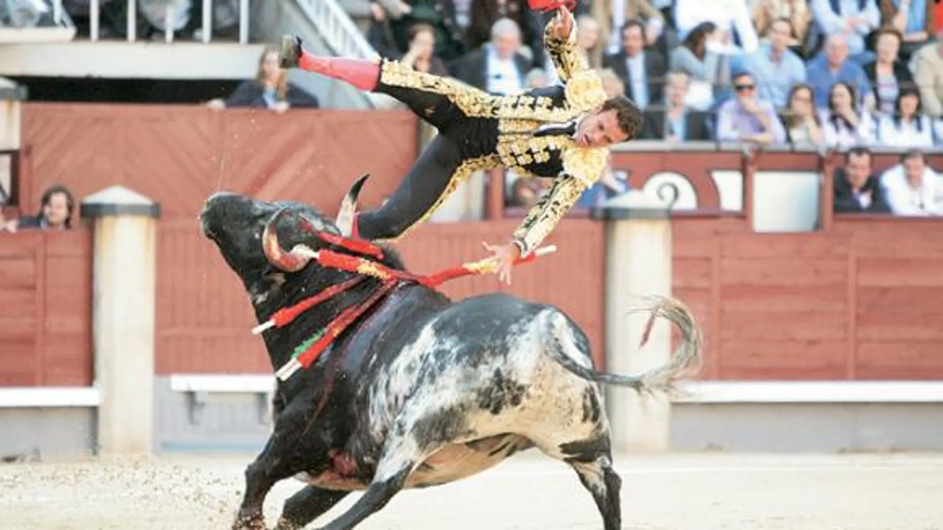 Momento de la espectacular cogida que sufrió Antonio Ferrera ayer en el primer toro de la tarde