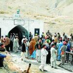 Afganos delante de una mina, esperando para trabajar