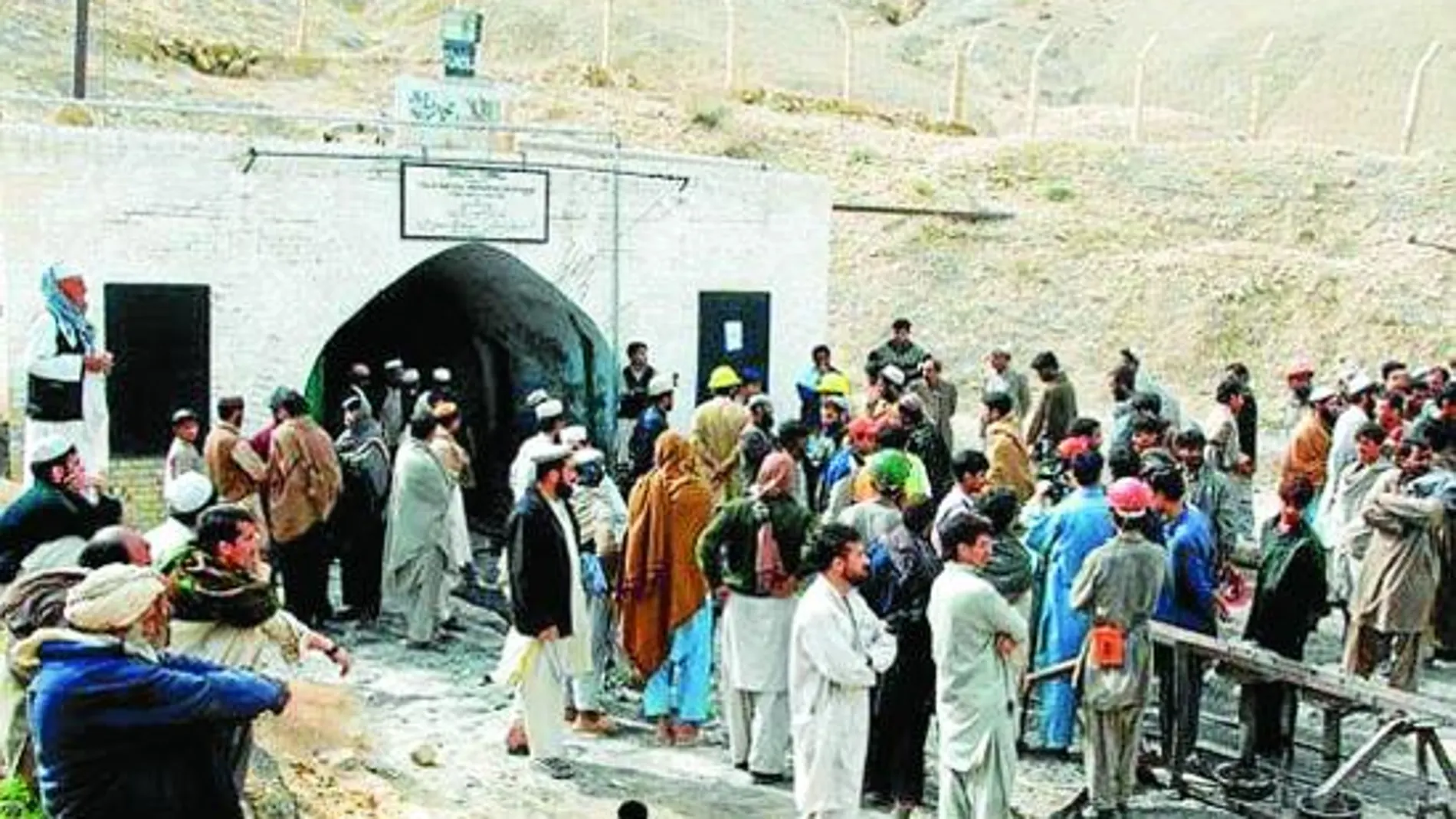 Afganos delante de una mina, esperando para trabajar