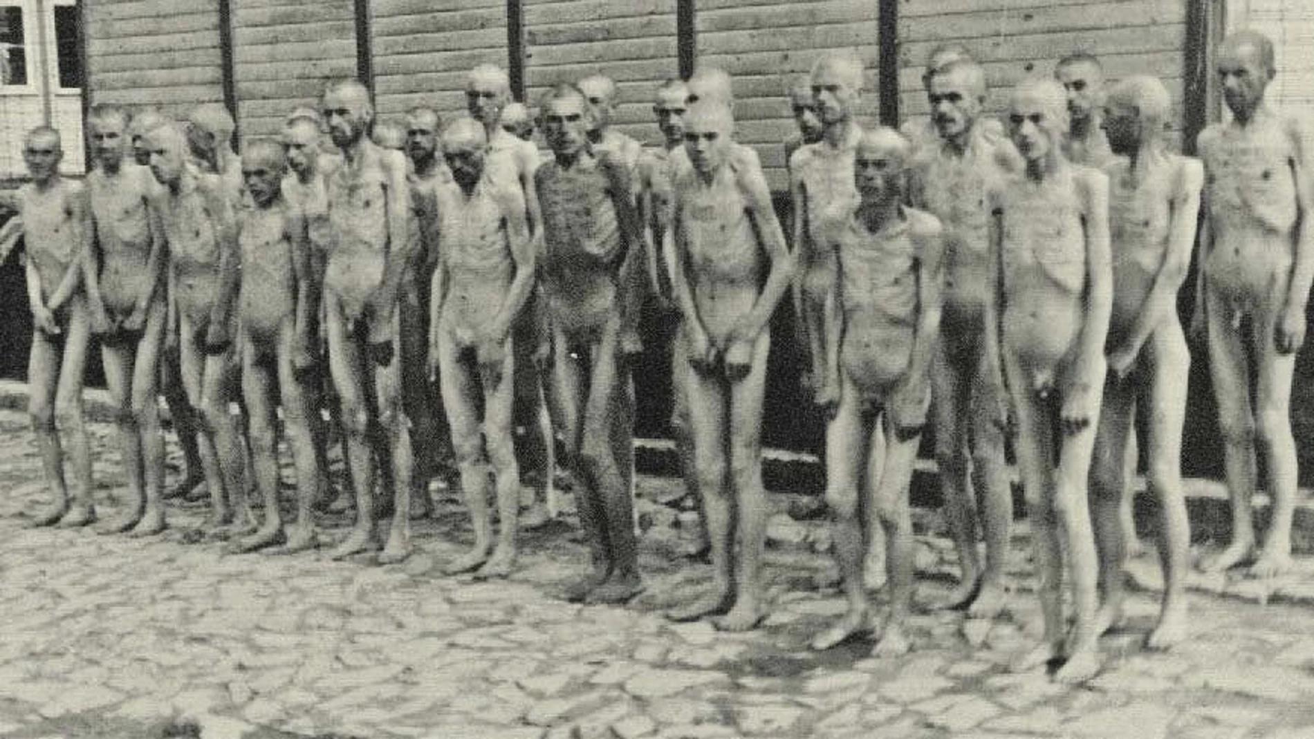 Fotografía facilitada por la editorial RBA, tomada el 21 de junio de 1941, de centenares de prisioneros desnudos a la espera de una desinfección general en el campo nazi de Mauthausen