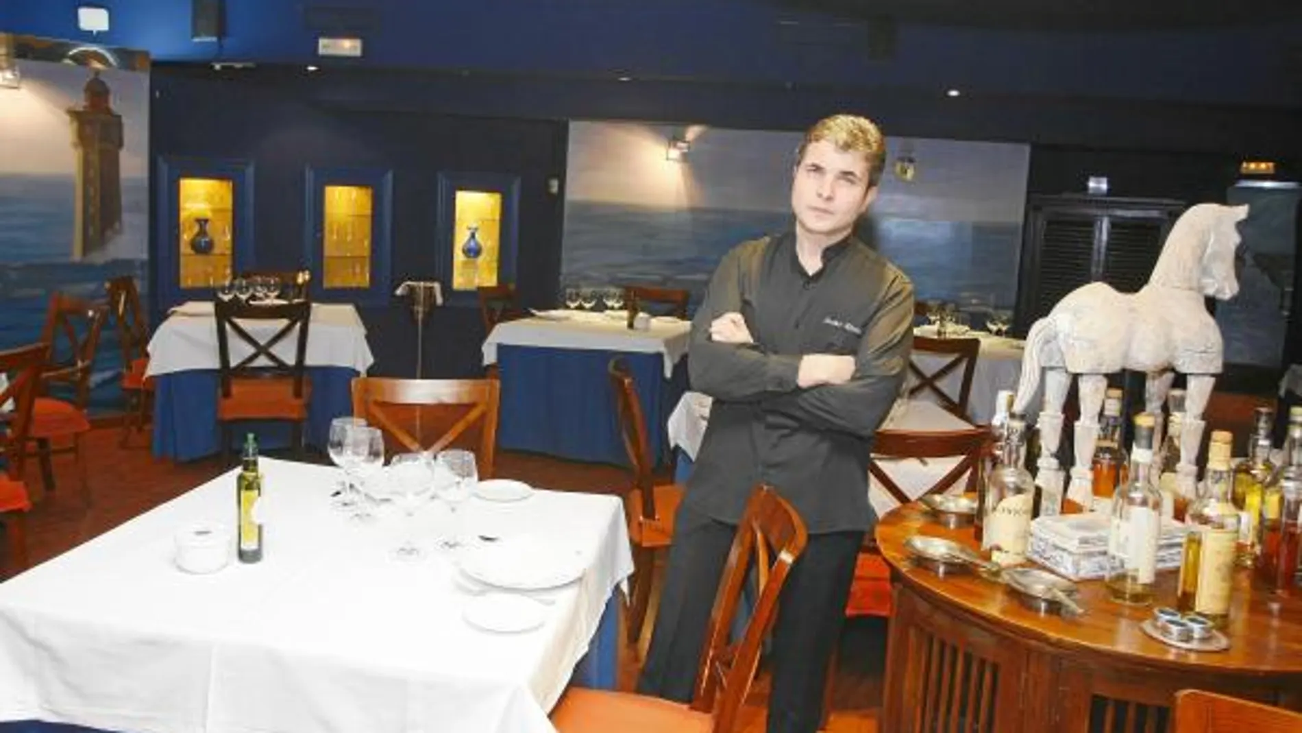 El chef, en el comedor del local, situado a un tiro de piedra de Antena 3