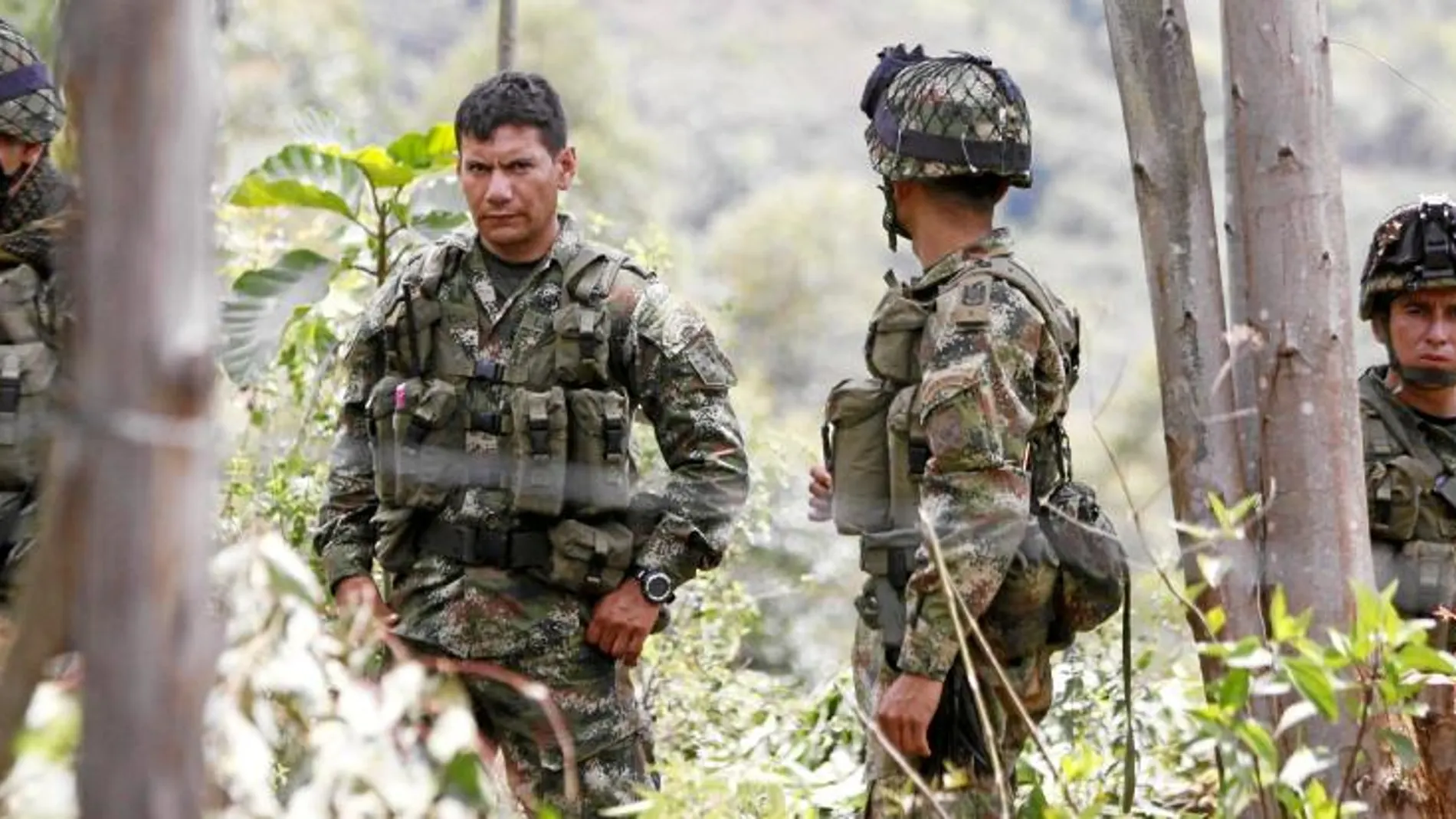 Un grupo de soldados custodia la zona donde las FARC aseinaron la noche del martes a 11 militares, en Cauca