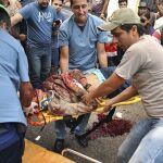 Paramédicos trasladan a Kluivert Roa tras ser mortalmente herido en la cabeza