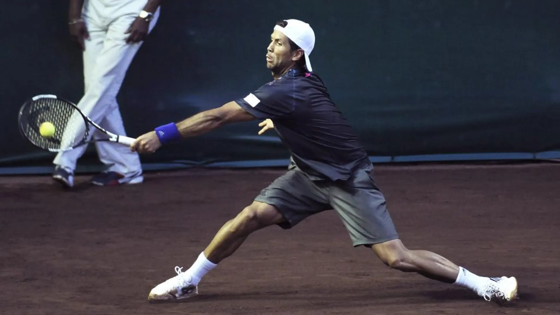 Fernando Verdasco se estira para llegar a la pelota en su partido frente a Hyeon Chung