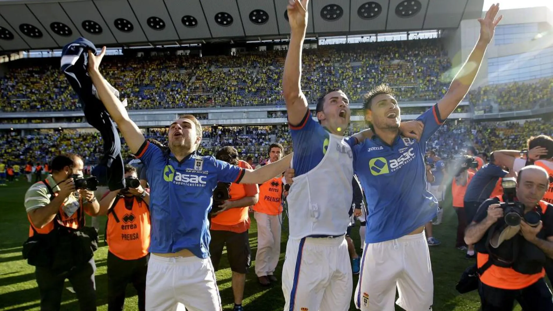 Los jugadores del Real Oviedo celebran el ascenso a Segunda División tras su victoria ante el Cádiz.