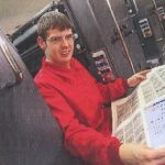 Un joven con discapacidad trabaja en una imprenta