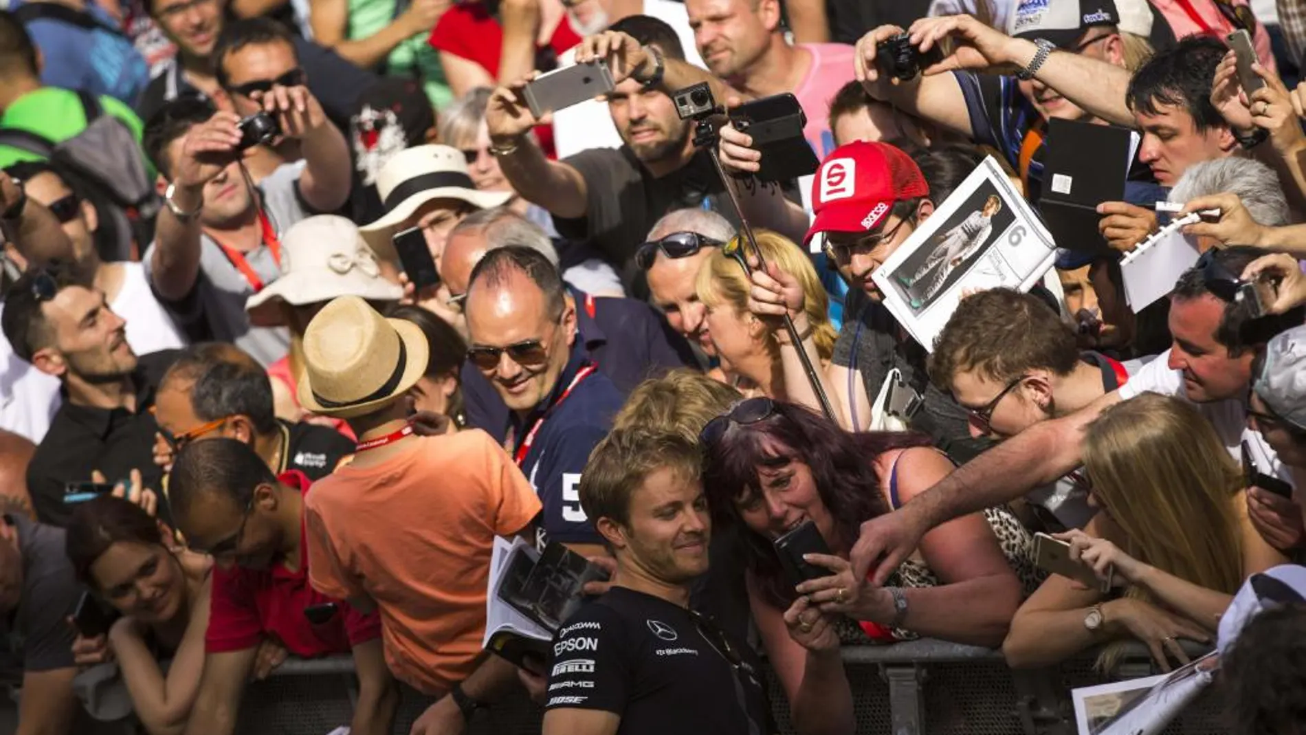 El piloto alemán de Mercedes, Nico Rosberg, firma autógrafos hoy en el Circuito de Barcelona en Montmelo
