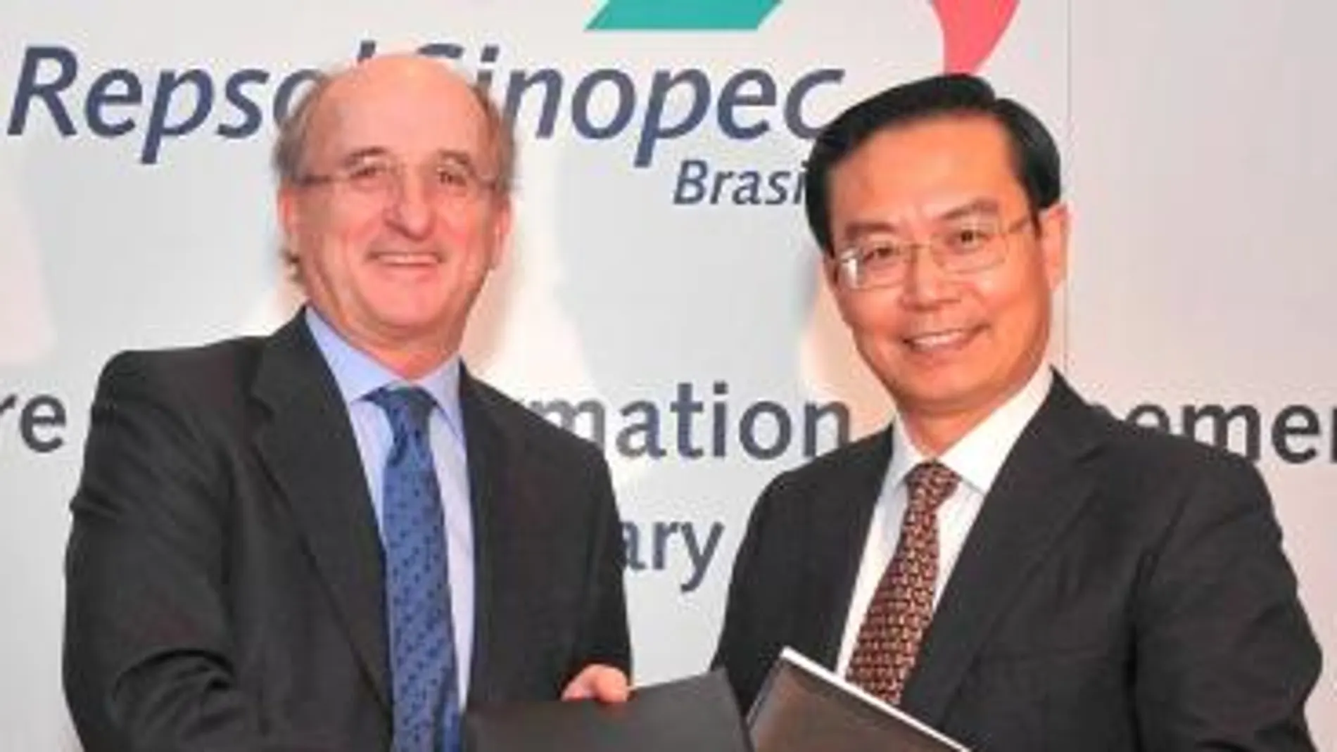 El presidente de Repsol, Antonio Brufau, junto a su homólogo de la petrolera china, Su Shulin