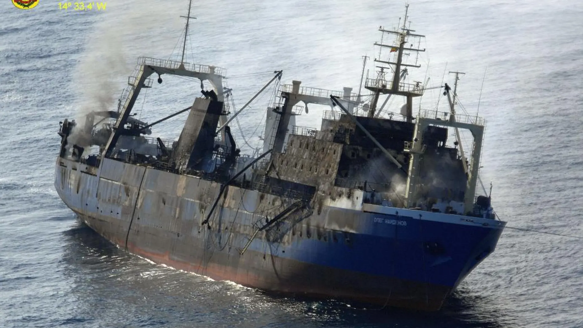 El pesquero ruso "Oleg Naidenov"fue remolcado a alta mar tras sufrir un incendio a bordo en el puerto de Las Palmas de Gran Canaria