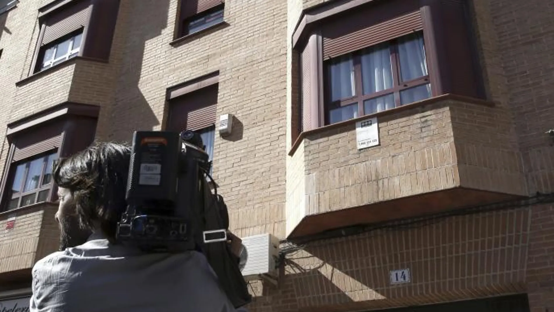 Un cámara toma imágenes del edificio donde se encuentra una vivienda de Valdemoro relacionada con el empresario David Marjaliza