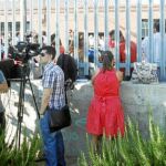 Los sindicatos impidieron ayer a los periodistas la entrada a su asamblea. Los medios siguieron el acto desde detrás de la verja