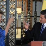 El presidente mexicano, Enrique Peña Nieto (d), y su homóloga brasileña, Dilma Rousseff, brindan durante un almuerzo
