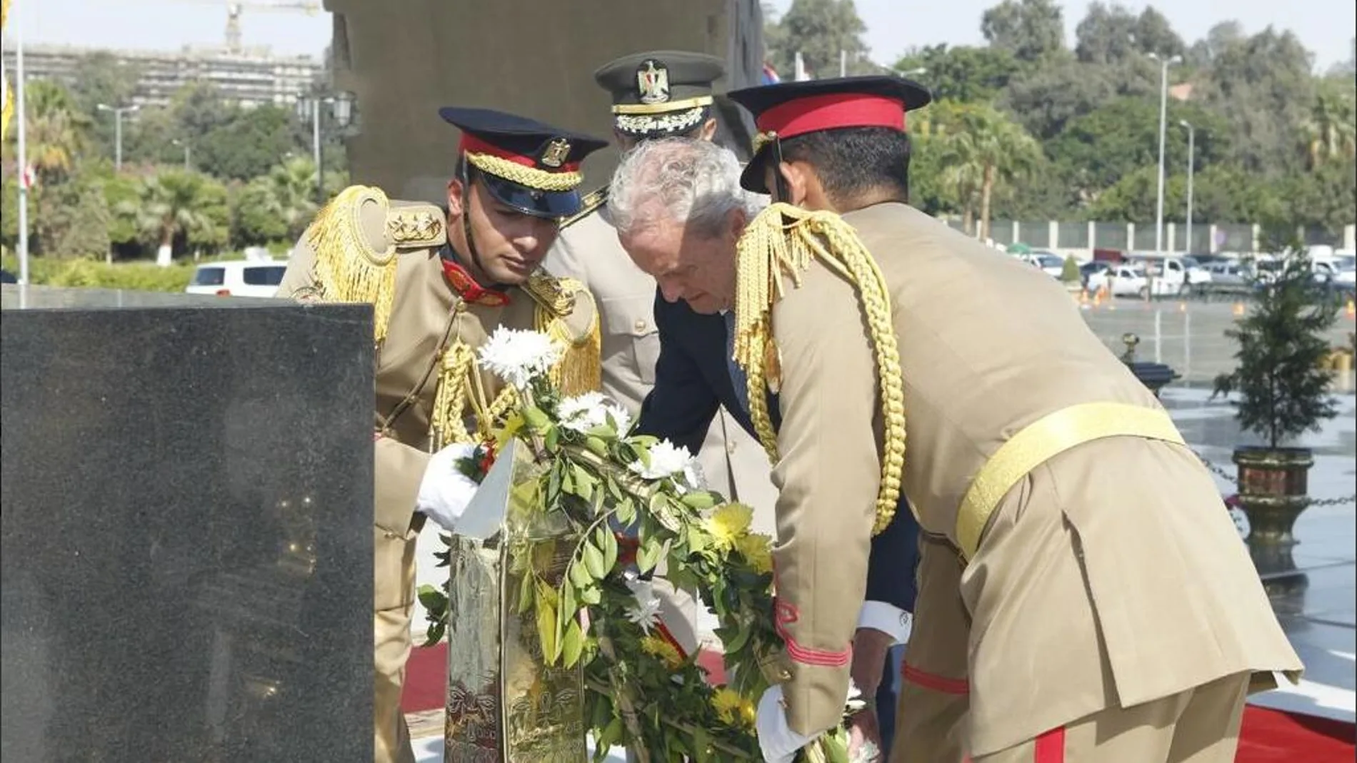 El ministro de Defensa, Pedro Morenés, inicia su viaje oficial a Egipto con un acto de homenaje en el Monumento al Soldado Desconocido