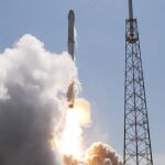 Momento del despegue del Falcon 9 con provisiones para la EEI
