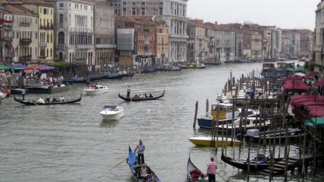 En Venecia podrá pasear en góndola