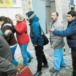Cola de parados a las puertas de una oficina del INEM