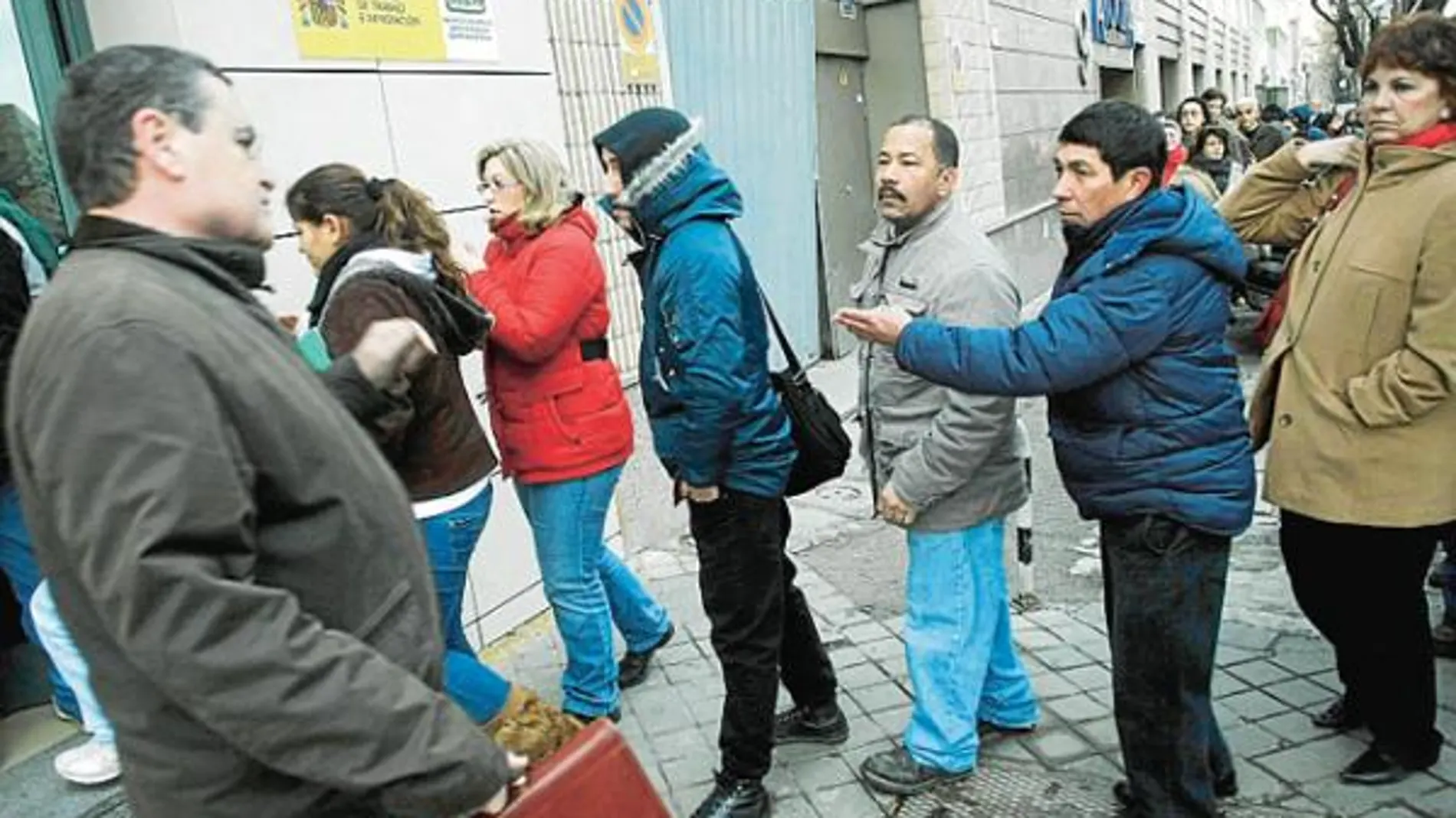 Cola de parados a las puertas de una oficina del INEM