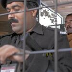 El esposo de Asia Bibi mira a los periodistas antes de entrar en la cárcel donde le espera su mujer, ayer, en Sheikhupura