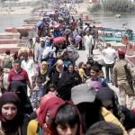Miles de suníes huidos de Ramadi, ayer, en un puente a las afueras de Bagdad
