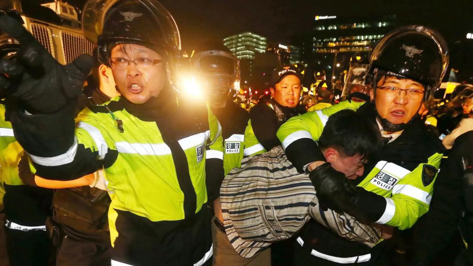Protesta masiva en Seúl contra el Gobierno por su gestión del naufragio del ferri Sewol.