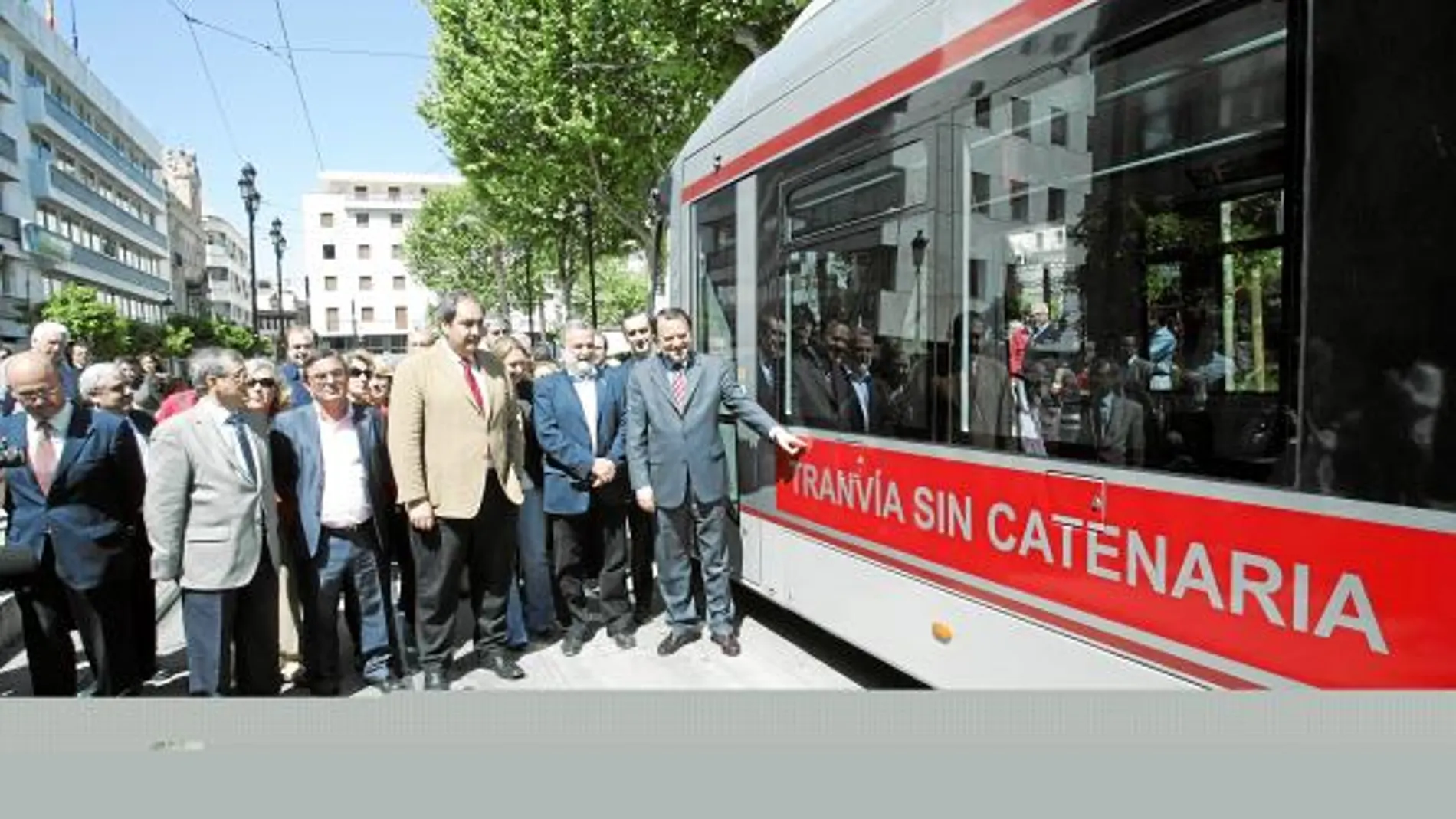 El alcalde, Alfredo Sánchez Monteseirín, presentó ayer el nuevo vagón que circulará sin necesidad de catenarias