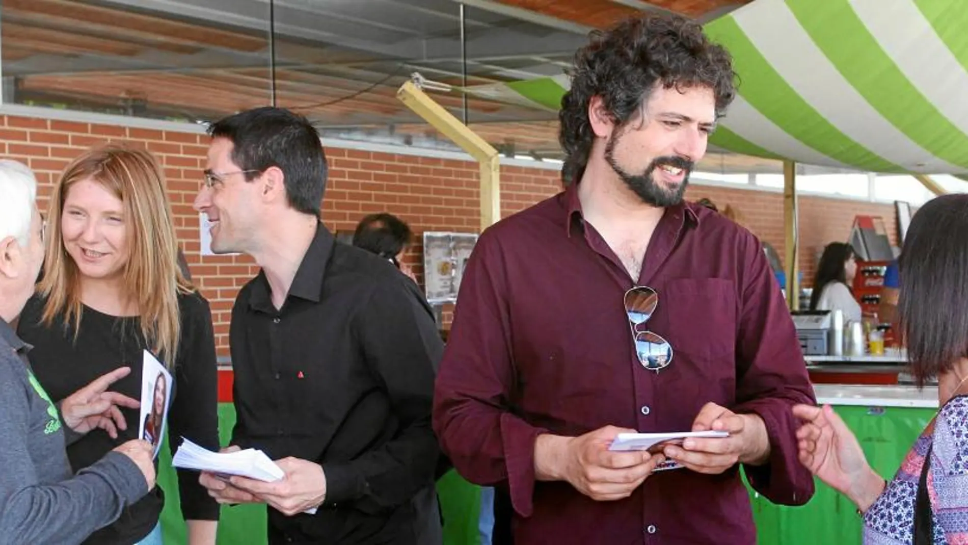 José Sarrión, junto a la candidata a las Cortes por Palencia, Maribel Martín, y Rubén Alonso, reparten propaganda en la feria Multisectorial de Villamuriel de Cerrato