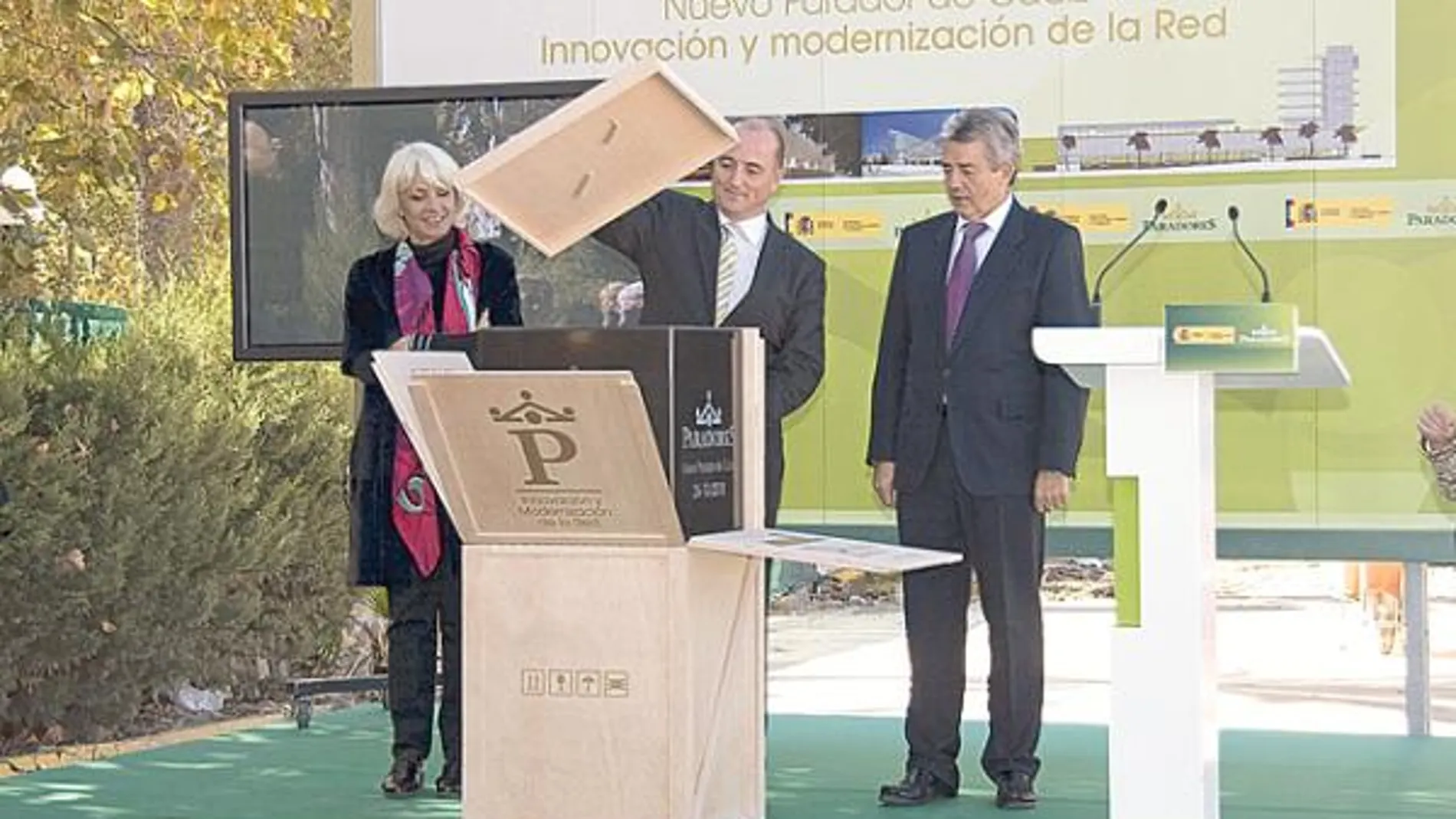 Miguel Sebastián pone la primera piedra del nuevo Parador de Cádiz