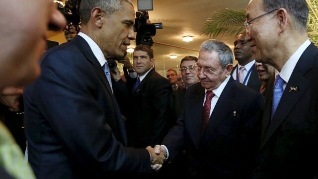 El apretón de manos entre el presidente estadounidense, Barack Obama, y el mandatario cubano, Raúl Castro