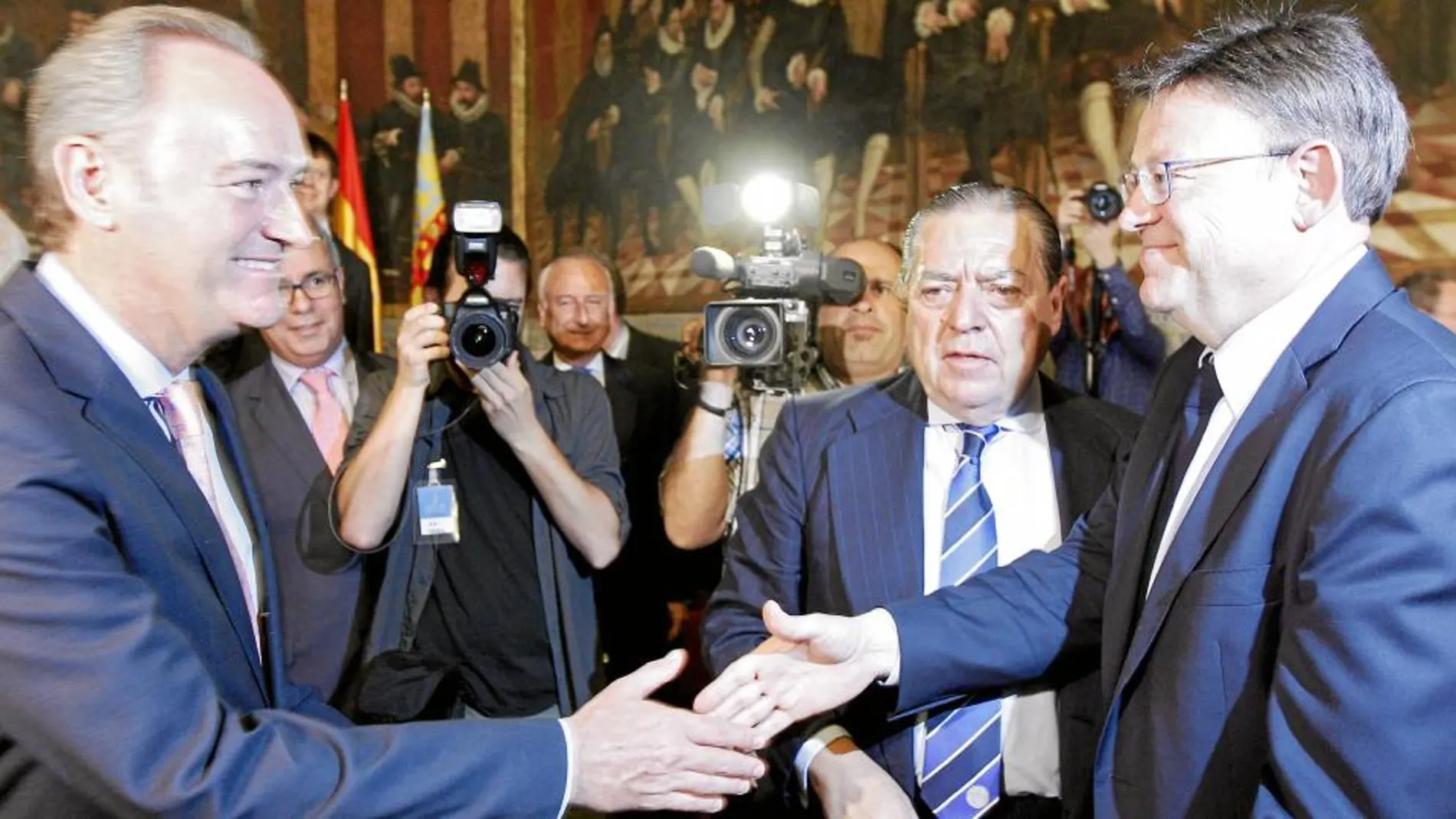 El líder del PSPV, Ximo Puig, saluda al popular, Alberto Fabra, cuya abstención requeriría para alzarse como presidente de la Generalitat valenciana