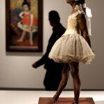 Una persona contempla las obras "La nana"1901, de Pablo Picasso (i) y "Joven bailarina"(1879-18881), de Edgar Degas(d)