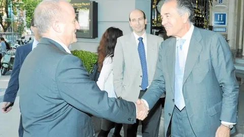 Banegas saluda al ministro de Industria, Miguel Sebastián, quien apadrinó el jueves a la nueva patronal tecnológica Ametic