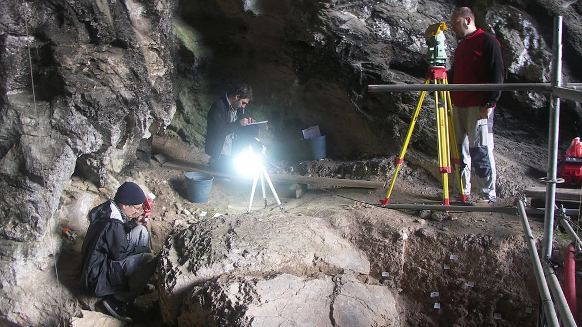 Excavaciones en la cueva del Mirón