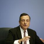 Mario Draghi atiende a los medios tras la reunión del BCE.