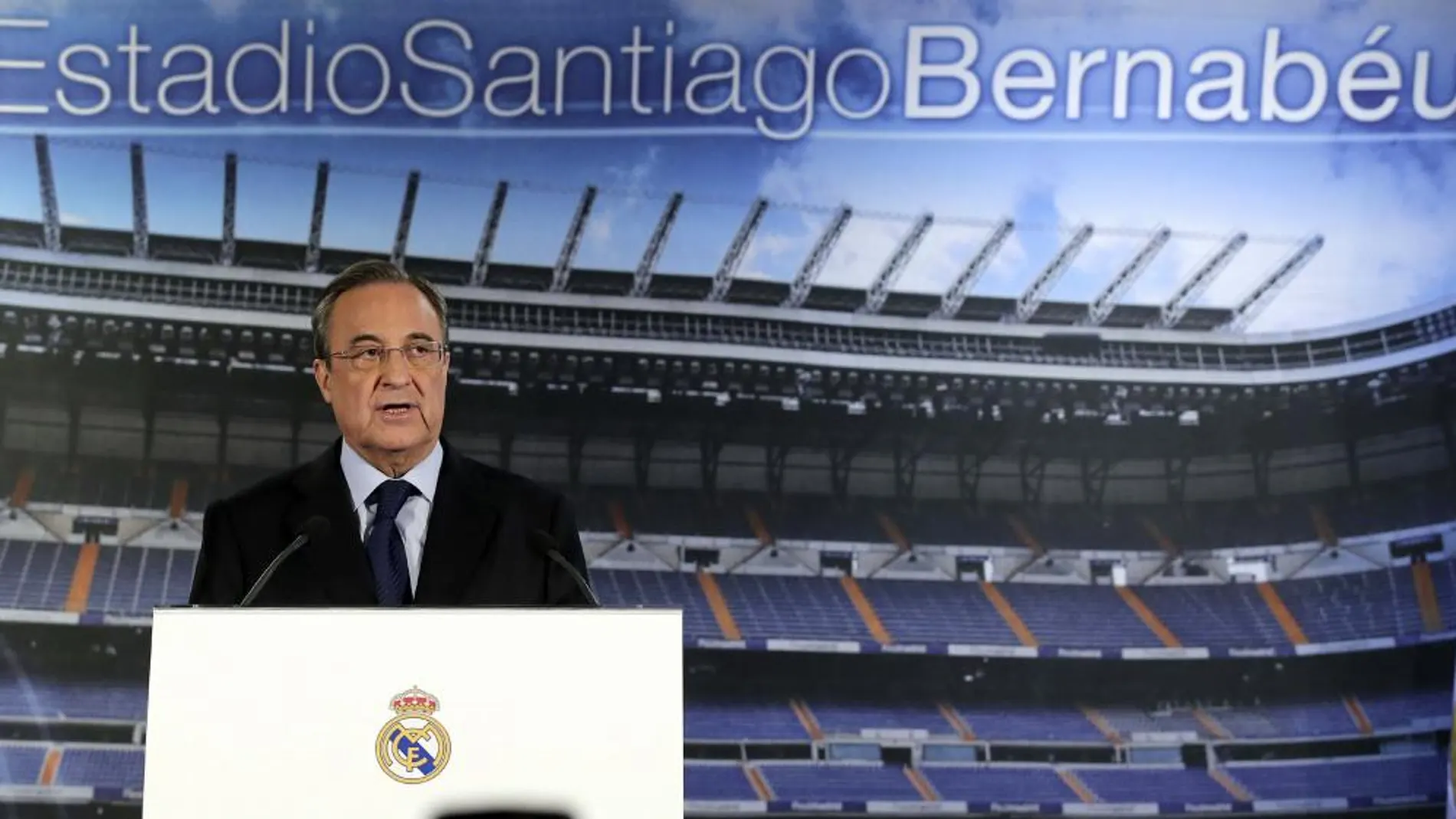 El presidente del Real Madrid, Florentino Pérez, durante la rueda de prensa ofrecida a la conclusión de la junta directiva del club en el estadio Santiago Bernabéu