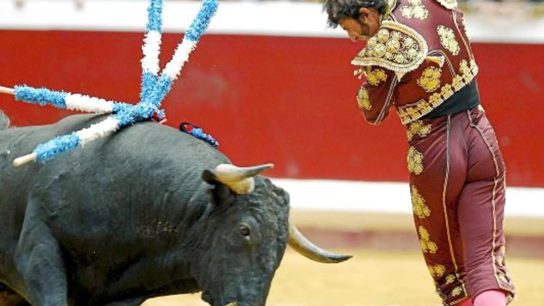 Padilla banderillea al violín a uno de sus dos «victorinos» ayer en San Sebastián