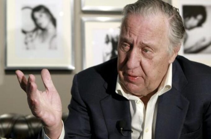 El escritor Frederick Forsyth durante una entrevista con Efe sobre su última novela, "Cobra", en la que aborda la lucha contra el tráfico de cocaína y analiza el mundo del narcotráfico.